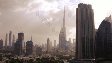 阿联酋迪拜约云滚动变黑迪拜天际线迪拜塔哈利法塔覆盖风暴云蓝色的天空快移动云视图阳光明媚的一天